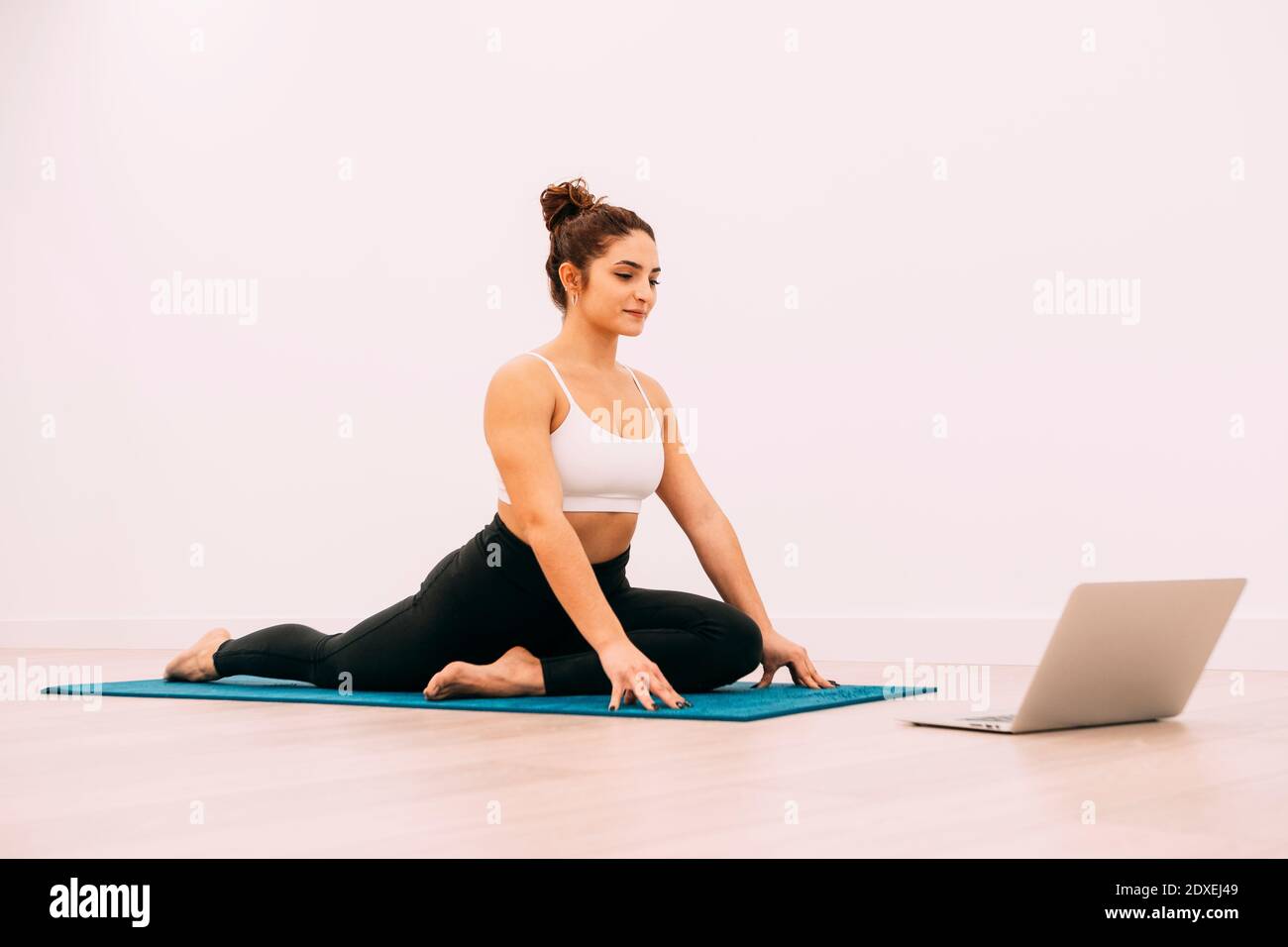 Tutorial hi-res stock photography and images - Alamy