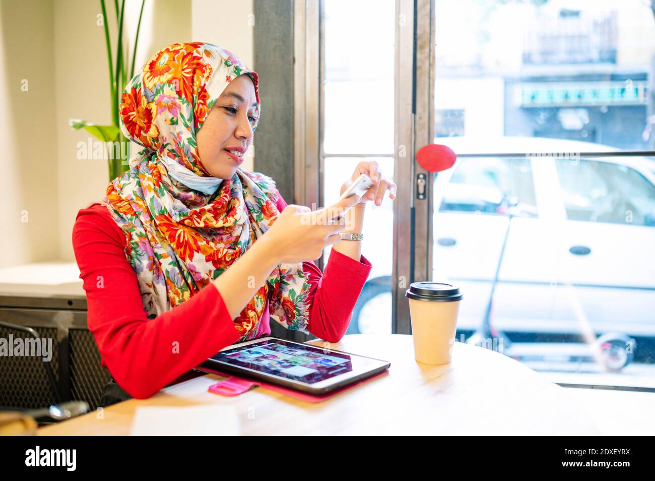Hijab wearing muslim woman hi-res stock photography and images - Alamy