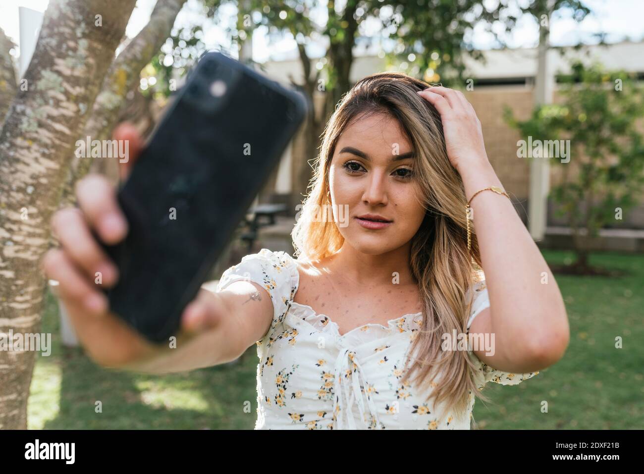 Phone back view woman hi-res stock photography and images - Alamy