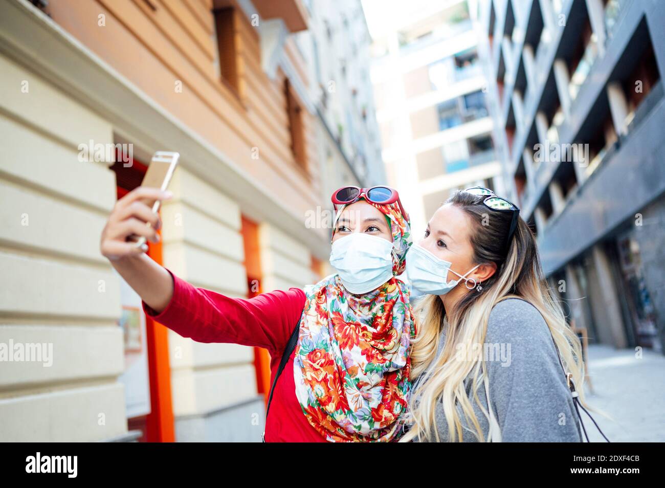 Muslim women with masks hi-res stock photography and images - Alamy