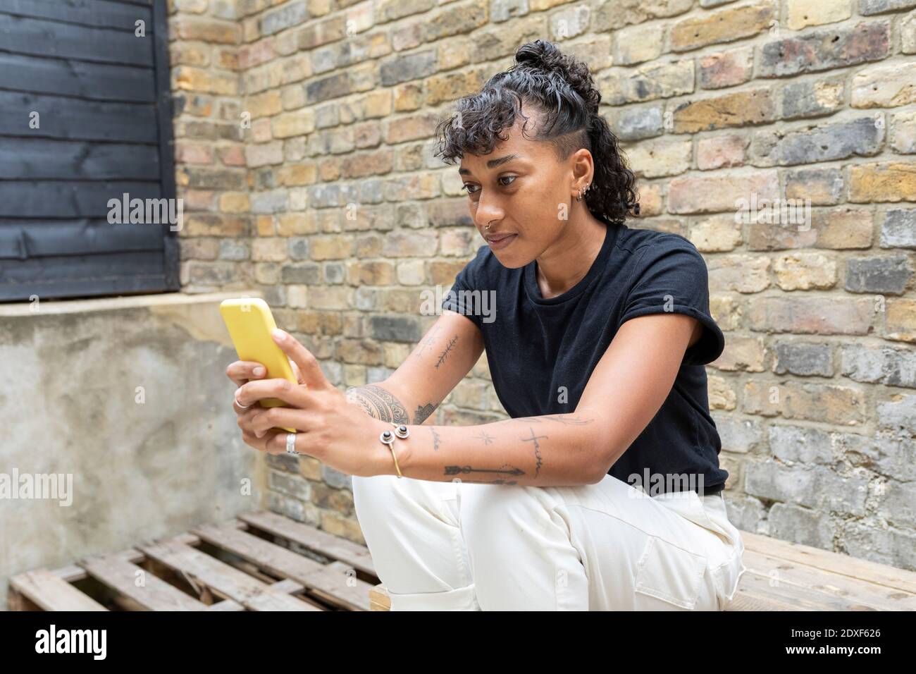 Mobile phone back view woman hi-res stock photography and images - Alamy