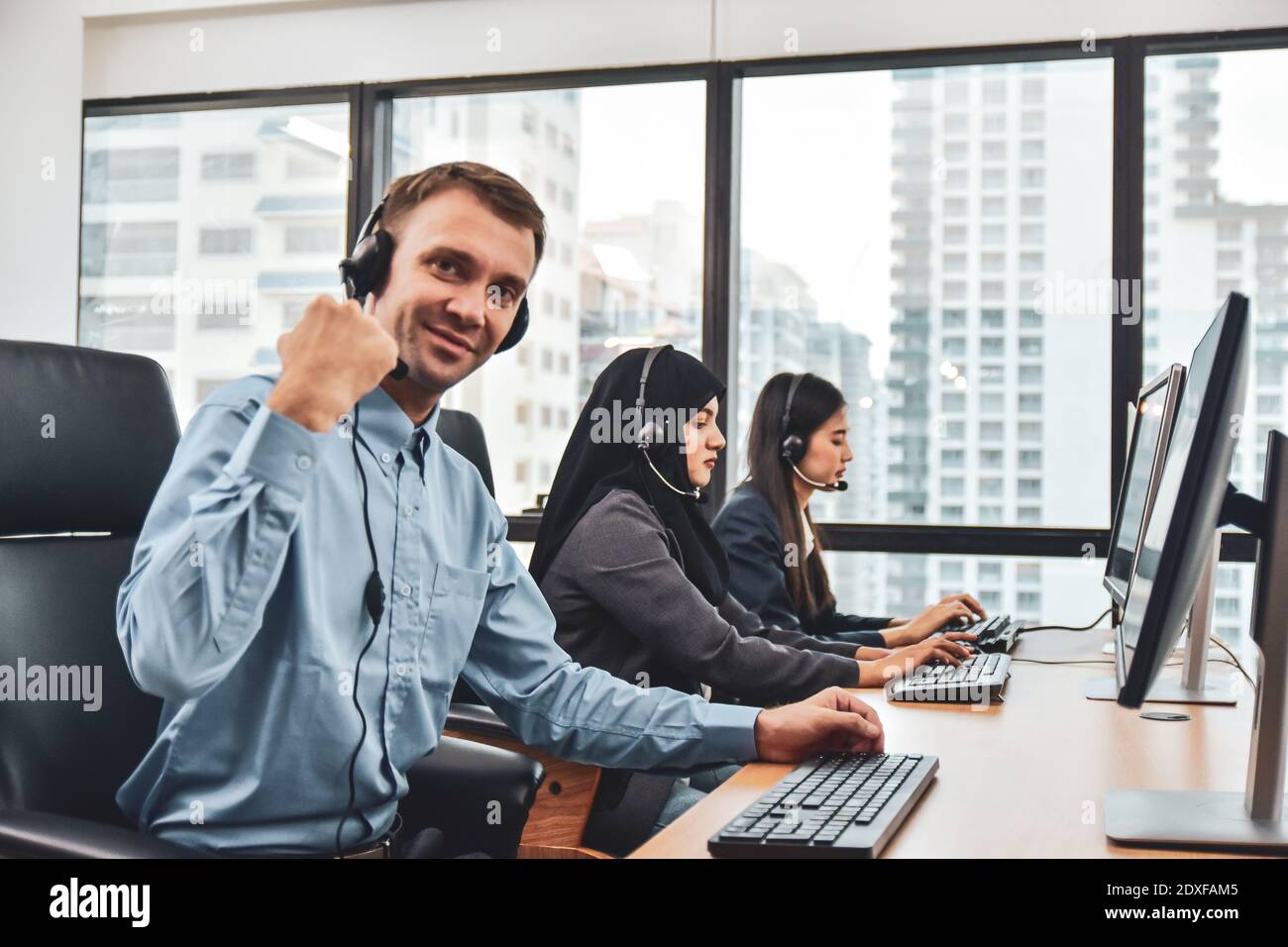 Девушка колл центр. Вакансии оператора 3 3. Колл центр. Рост джоб вакансии. Оператор логист.