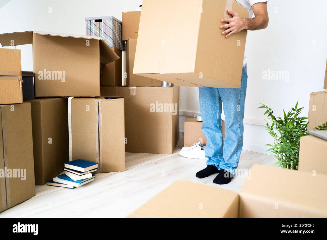 Carrying large cardboard box hi-res stock photography and images - Alamy