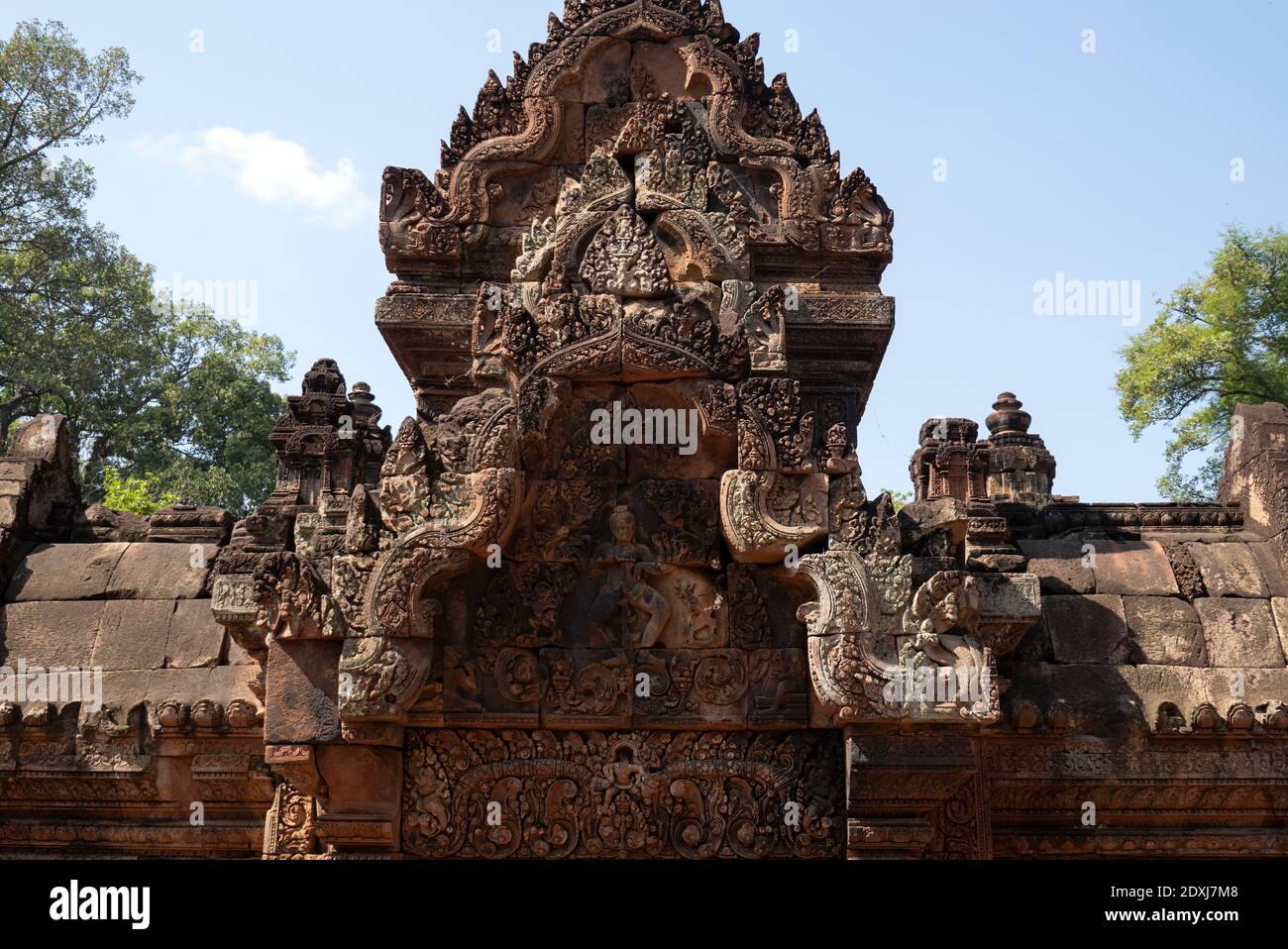Bas-relief on the entrance of Banteay Srei Stock Photo