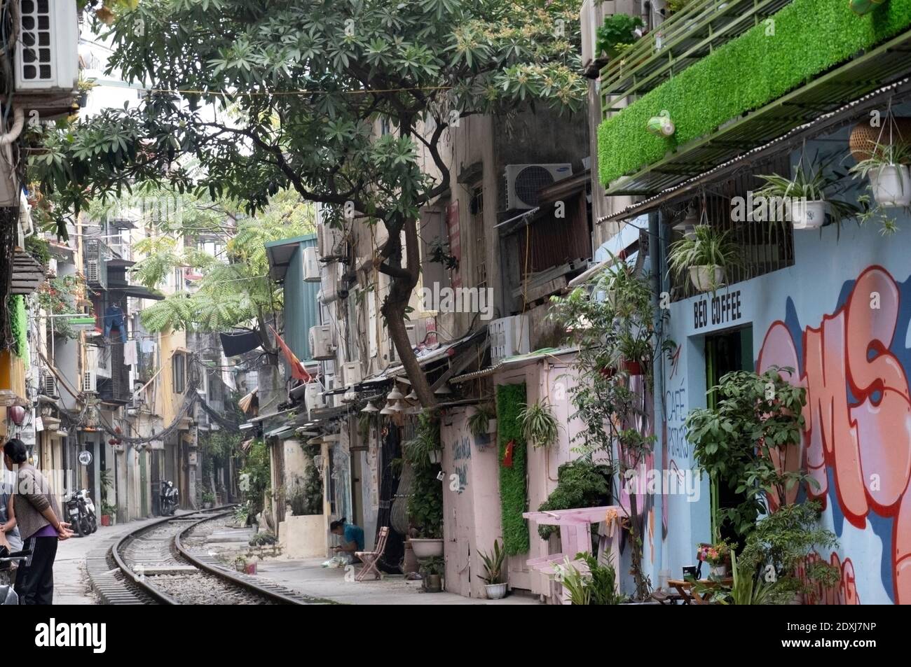 Railway line running between buildings in Hanoi Stock Photo