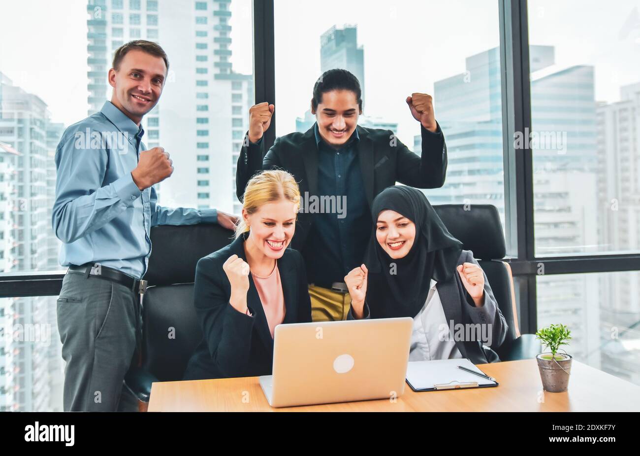 Office worker group That is diverse in ethnicity and language Equality ...