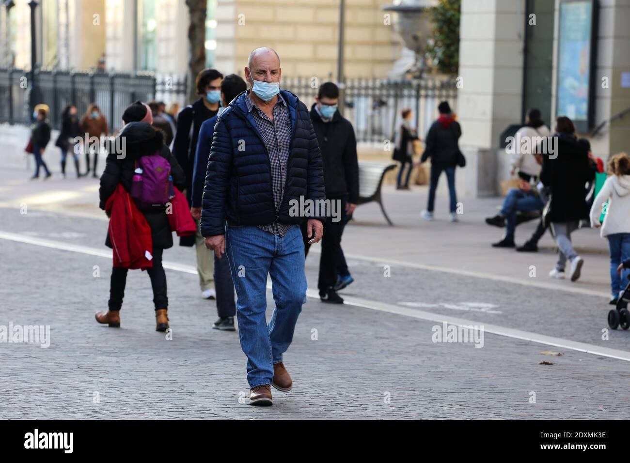 December 22, 2020: Marseille, France. 22 December 2020. People walk and shop in the streets of Marseille wearing protective face masks as the festive season begins in France. France lifted a lockdown on December 15th which reduced infection rates, yet there are still restrictions imposed to prevent another surge of Covid-19 cases in the country. All shops are open although they have strict health protocols in place and a limit on customer number Credit: Louai Barakat/IMAGESLIVE/ZUMA Wire/Alamy Live News Stock Photo