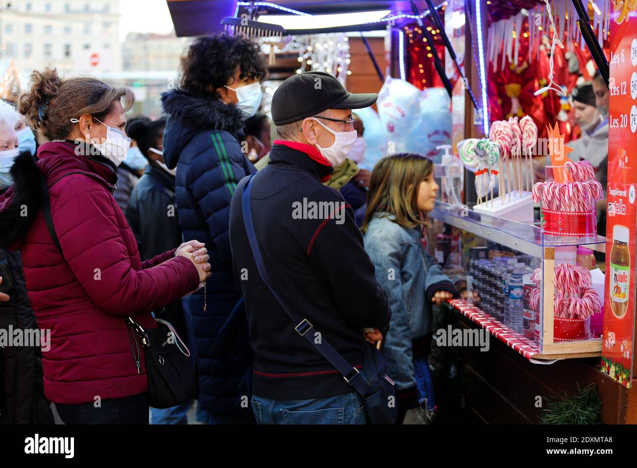 December 22, 2020: Marseille, France. 22 December 2020. People visit an open Christmas market in the French town of Marseille. France lifted of a major lockdown on December 15th and allowed stalls in Christmas markets to be open as the festive season approached amid the Covid pandemic Credit: Louai Barakat/IMAGESLIVE/ZUMA Wire/Alamy Live News Stock Photo