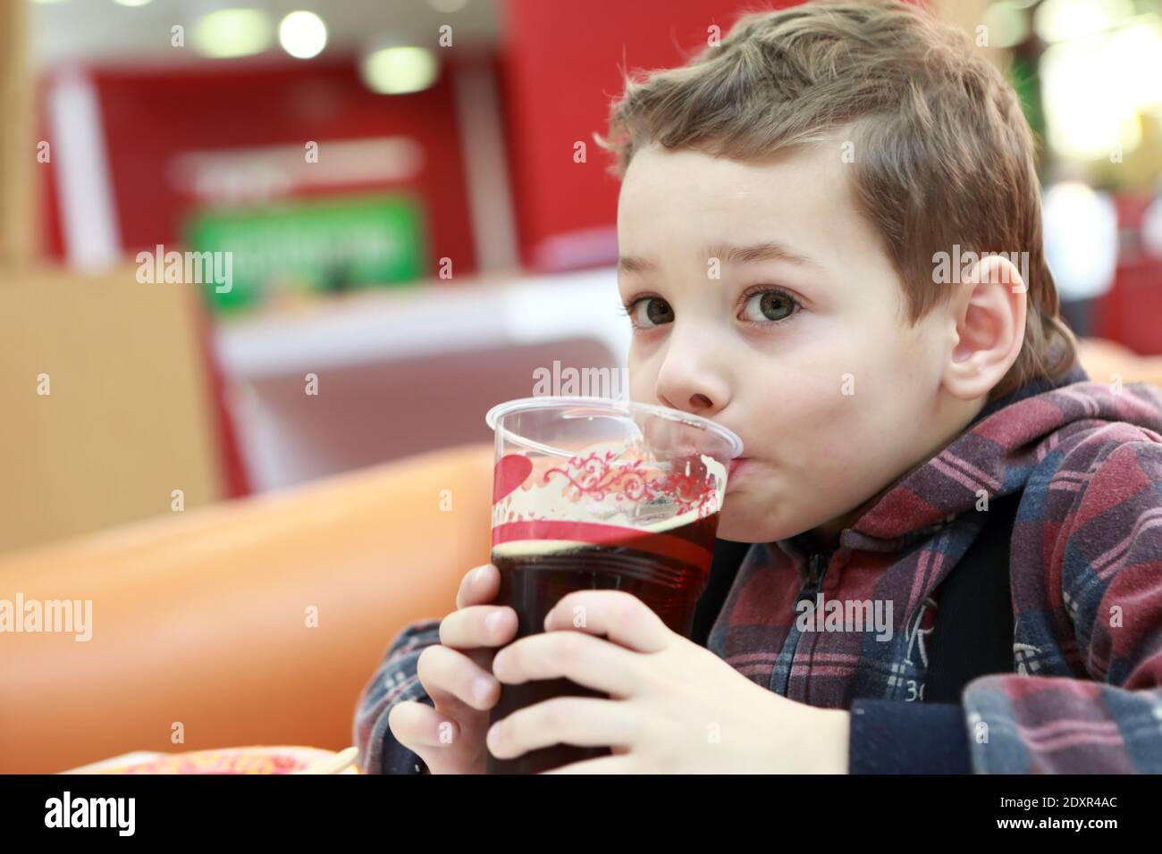 Квас можно пить детям. Дети пьют квас. Мальчик пьет квас. Малыш пьет квас. Мальчик с квасом.