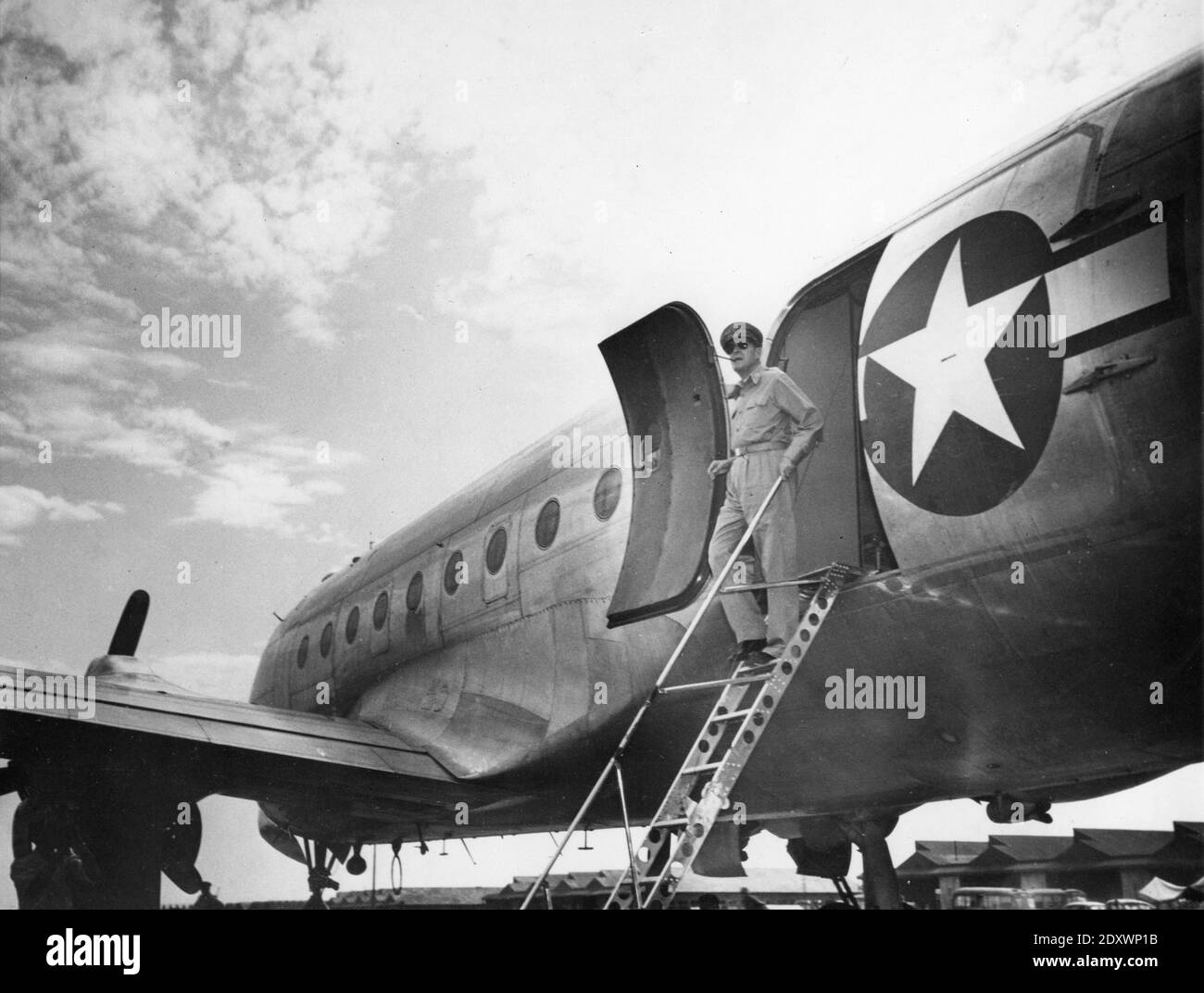 General Douglas Macarthur arrives in Japan 1945 Stock Photo Alamy