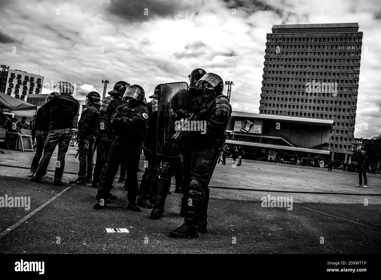 The police stand guard Place Charles de Gaulle. MAI 2016. Le mouvemet ...