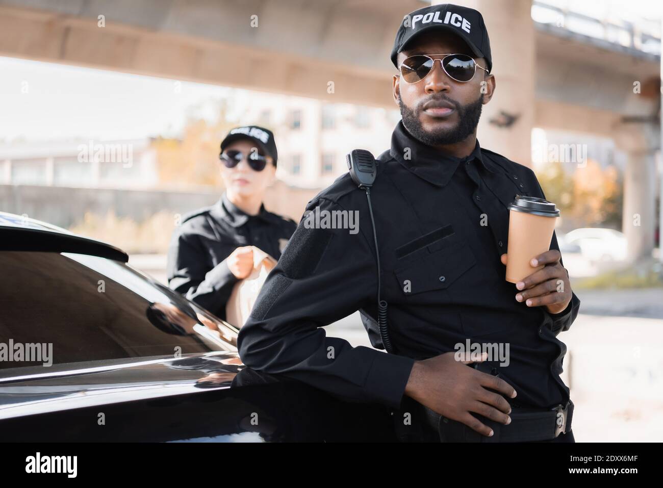 Police officer look into a car hi-res stock photography and images - Alamy