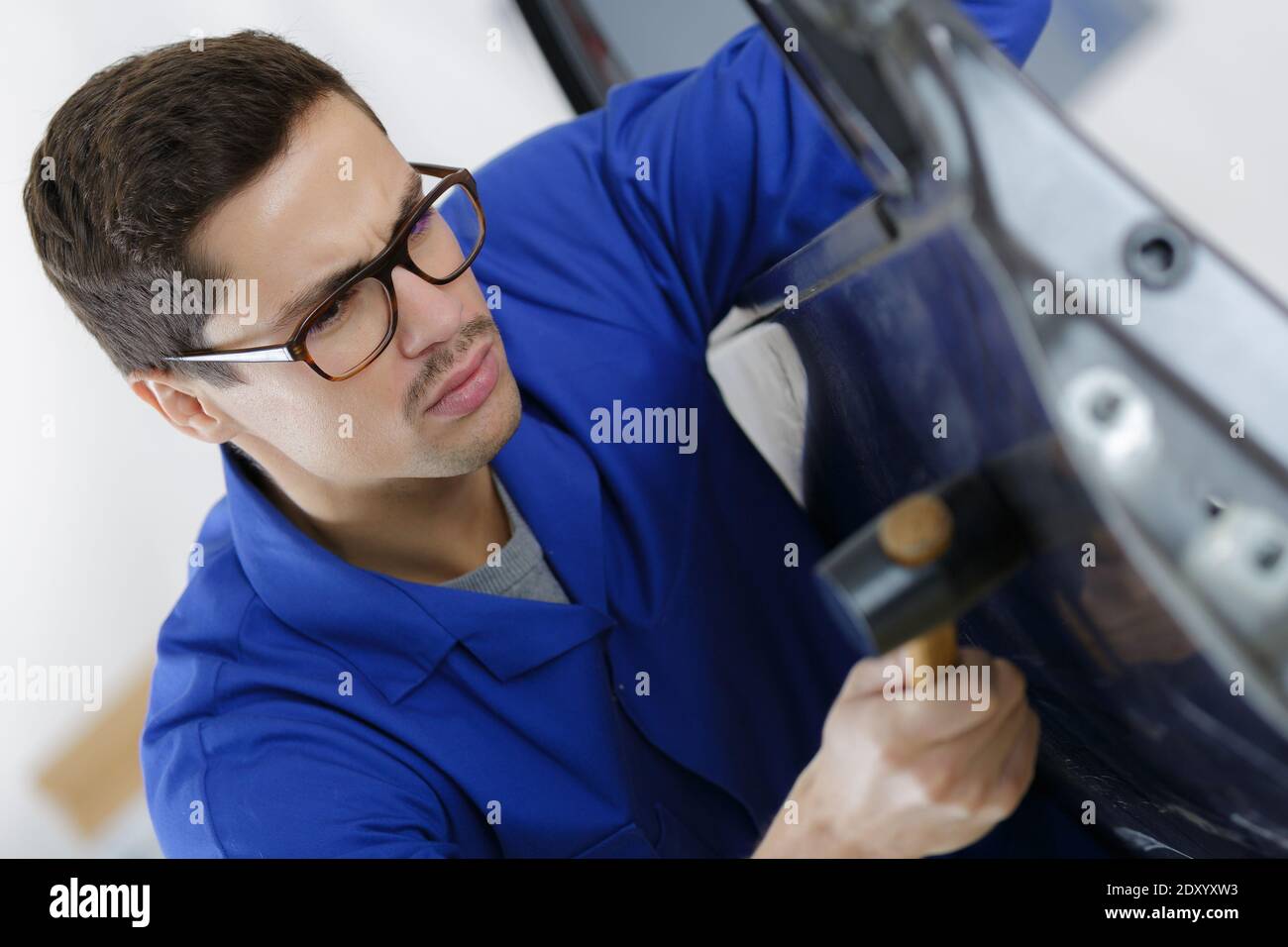 mechanic fitting car door Stock Photo Alamy