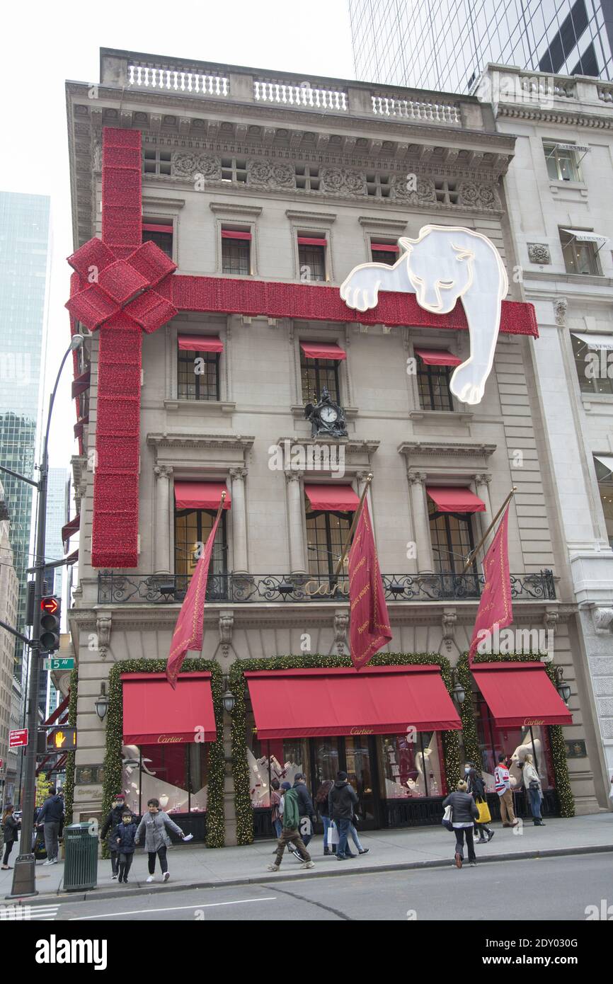New York - NewYork.co.uk - The Cartier store on Fifth Avenue
