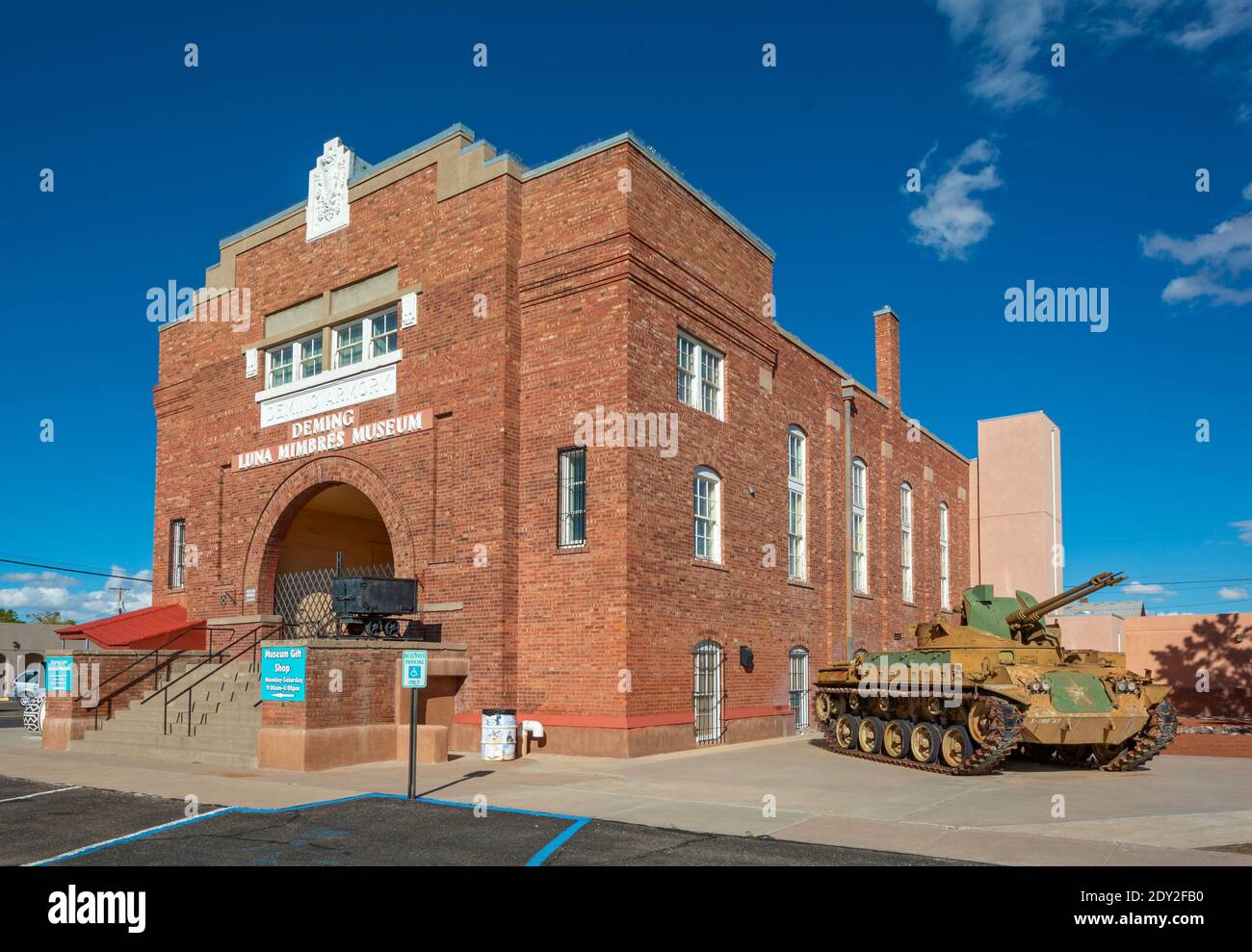 New Mexico, Deming Luna Mimbres Museum, originally built as an armory in 1917, old army tank Stock Photo