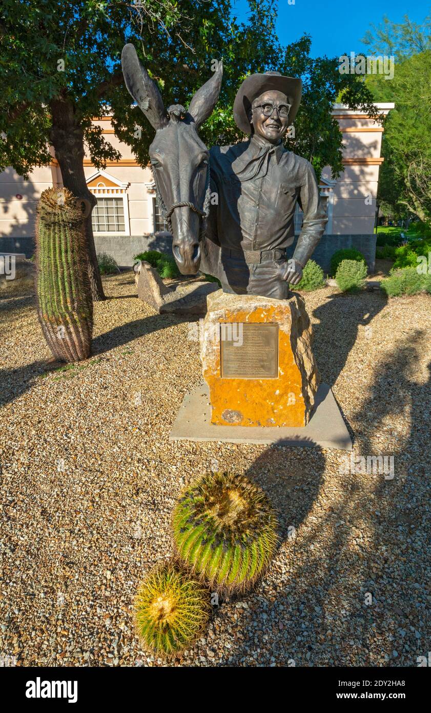 Arizona, Wickenburg / Miracopa County Municipal Center, statue of Everett Bowman, All-around Champion Cowboy of the World 1935 & 1937, died in Wickenb Stock Photo
