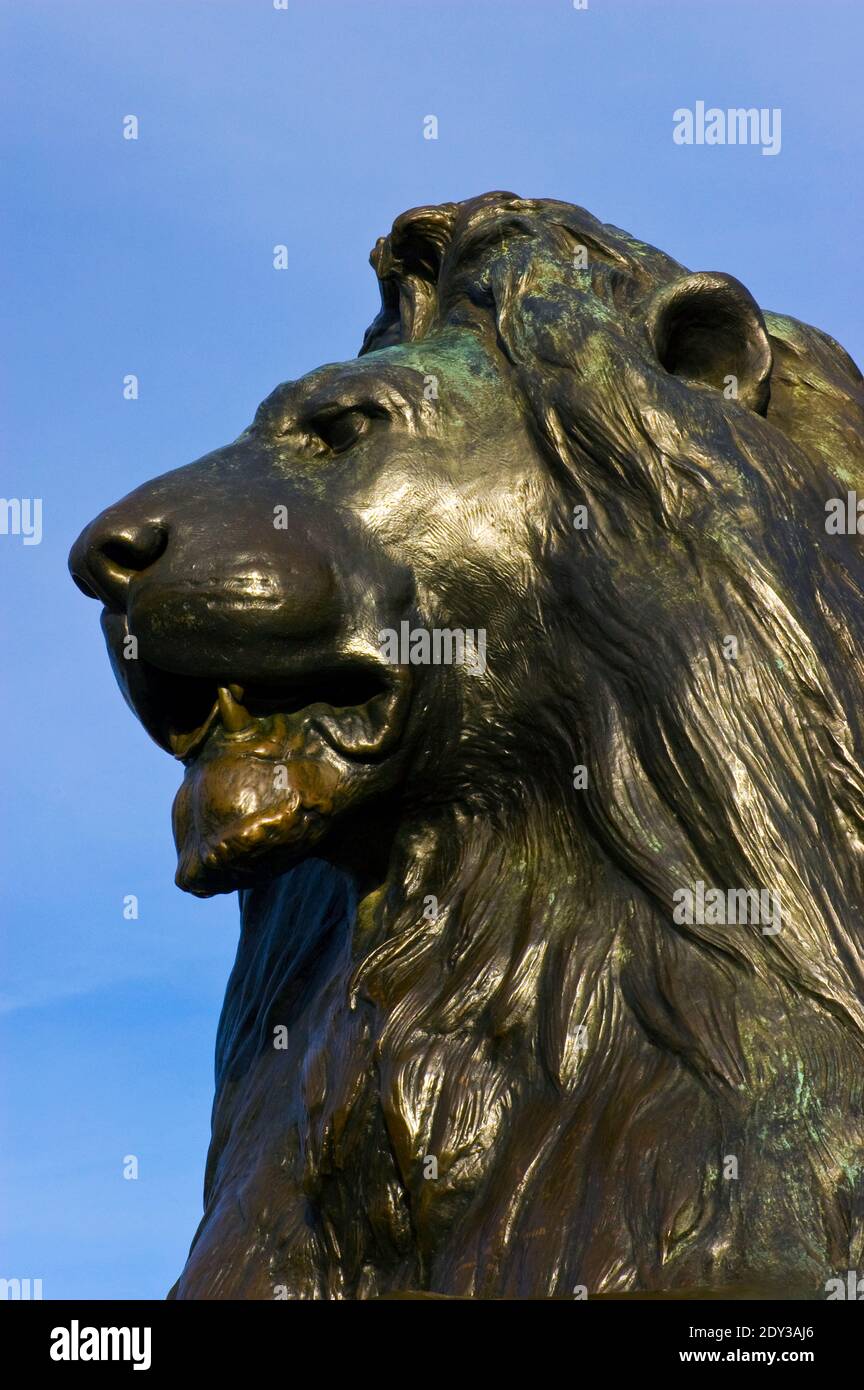 Bronze lions london hi-res stock photography and images - Alamy