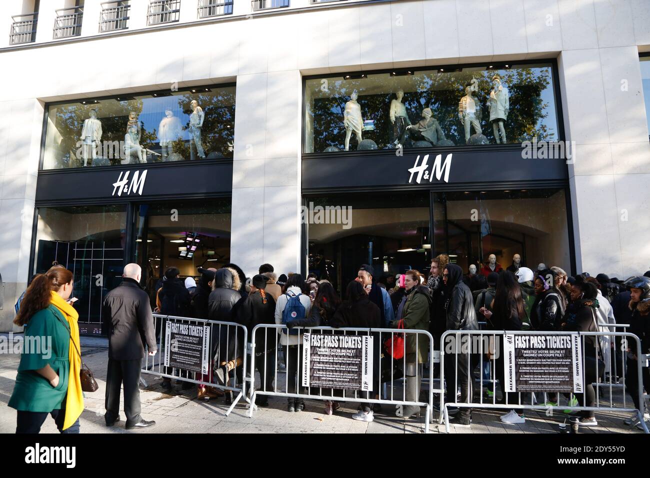 H&M and Alexander Wang collaboration, first day, held at H&M flagship  store, avenue des Champs Elyséee 88, Paris, France on november 6th 2014.  Photo by Sophie Mhabille/ABACAPRESS.COM Stock Photo - Alamy