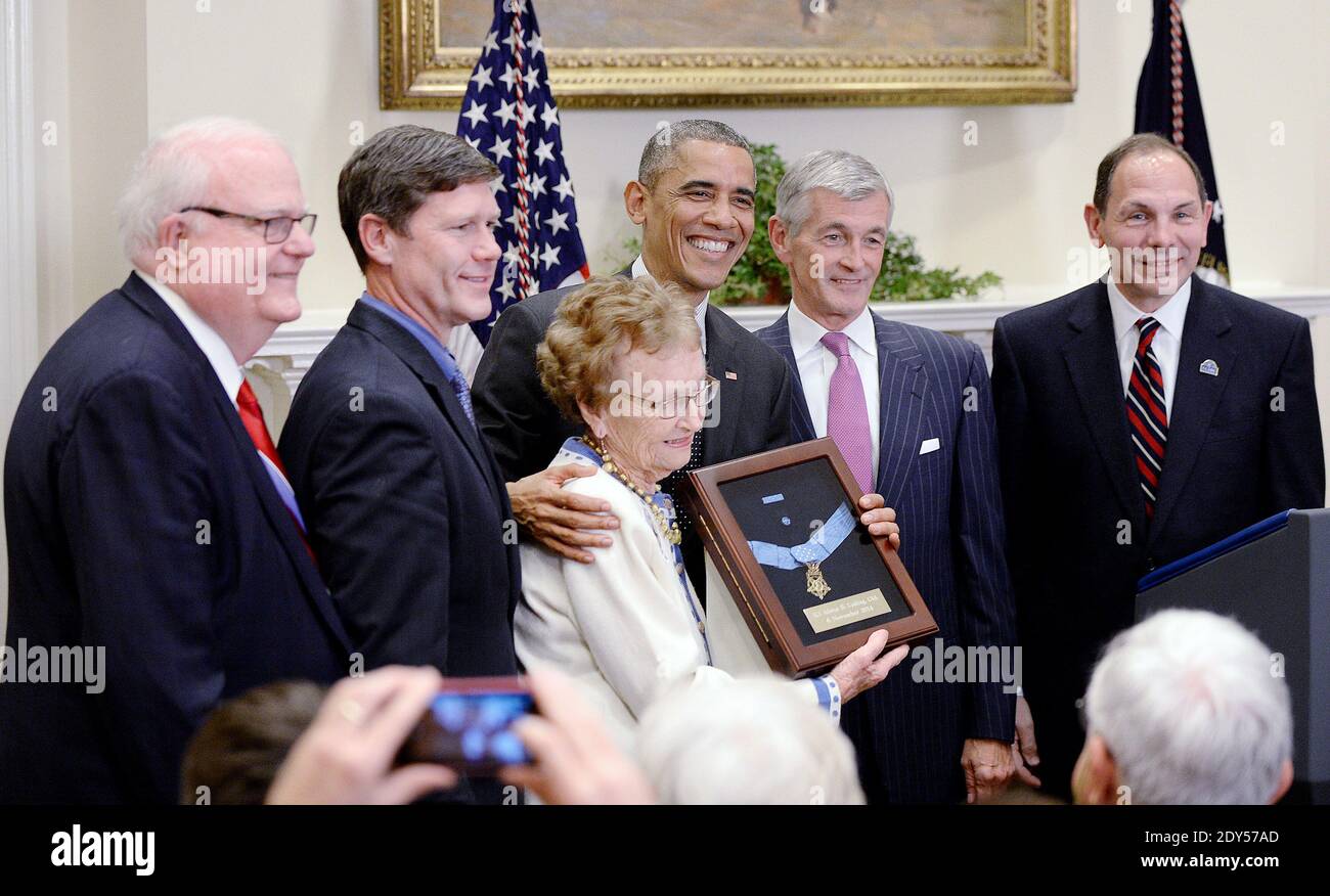 U.S. President Barack Obama presents flanked by Congressman Jim Sensenbrenner (R-Wis.), congressman Ron Kind , Army Secretary John M. McHugh and VA secretary, Bob McDonald poses Helen Loring Ensign the relative of the Medal of Honor Army First Lieutenant Alonzo H. Cushing in the Roosevelt Room of the White House, November 6, 2014 in Washington, DC, USA. First Lieutenant Cushing received the Medal of Honor for his actions during combat operations in the vicinity of Cemetery Ridge, Gettysburg, Pennsylvania, on July 3, 1863. Photo by Olivier Douliery/ABACAPRESS.COM Stock Photo