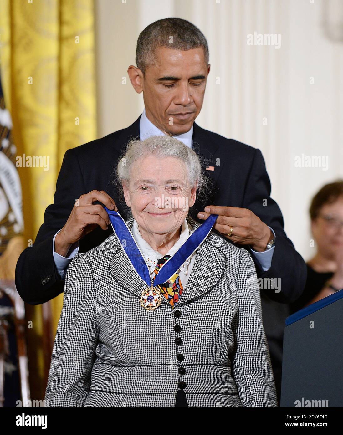 https://c8.alamy.com/comp/2DY6F4G/us-president-barack-obama-presents-the-medal-of-freedom-to-physicists-mildred-dresselhaus-during-a-ceremony-in-the-east-room-of-the-white-house-in-washington-dc-usa-on-november-24-2014-the-medal-of-freedom-is-the-country-highest-civilian-honor-photo-by-olivier-doulieryabacapresscom-2DY6F4G.jpg