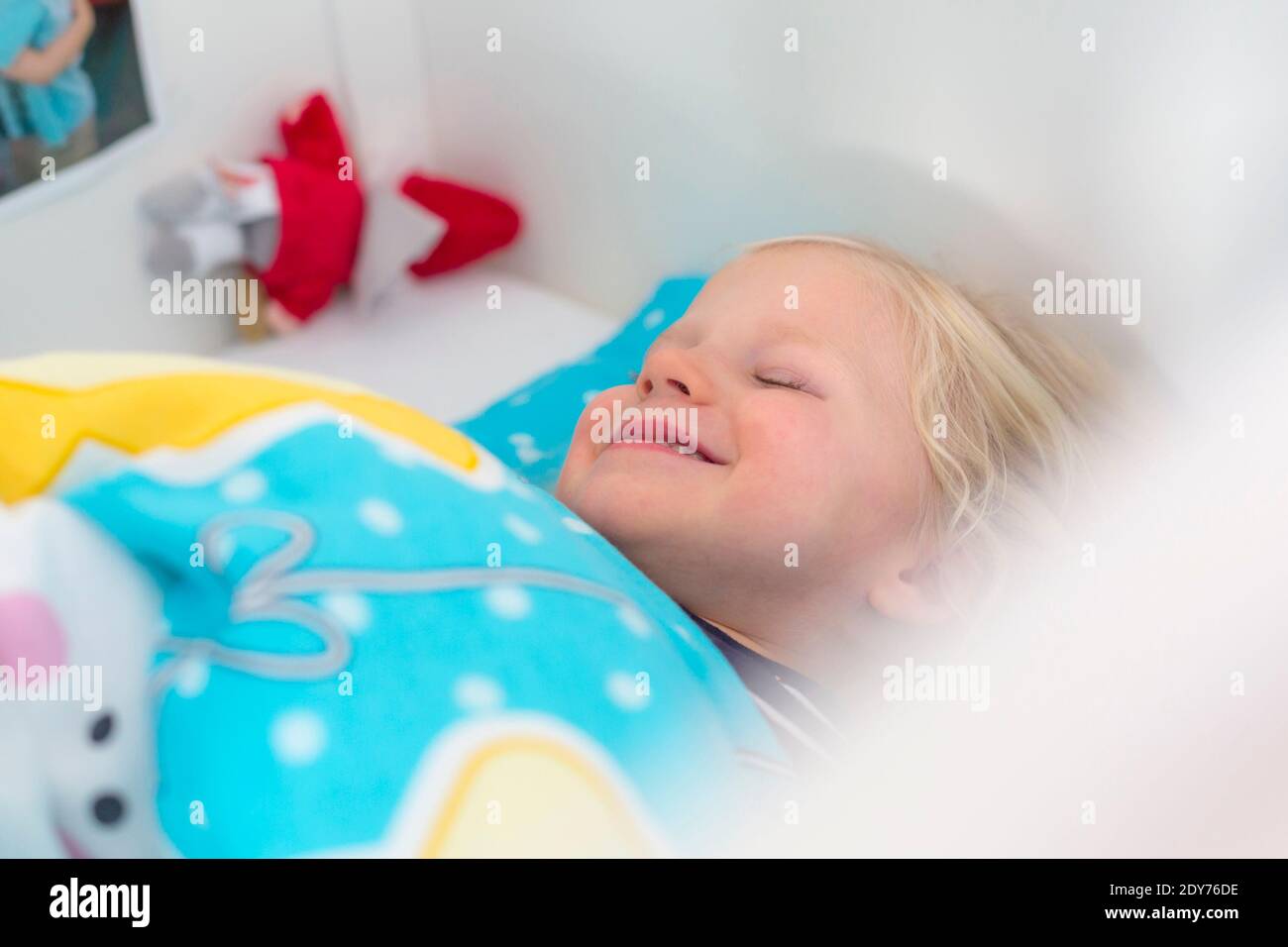 Kleines Mädchen in Bett Stock Photo