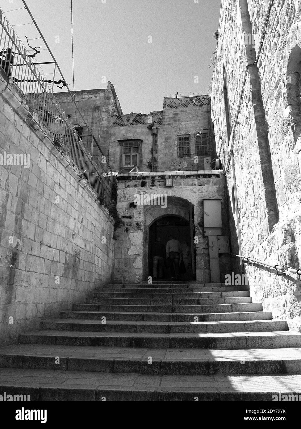 Une ruelle en direction du Saint Sépulcre Jérusalem vieille ville Stock Photo