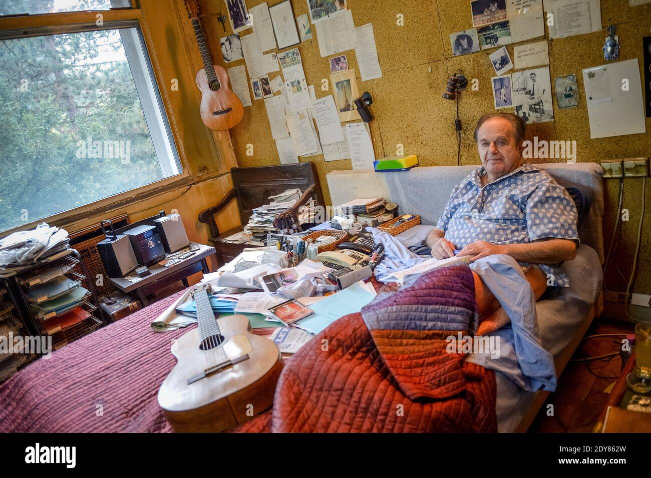 EXCLUSIF GUY BEART CHEZ LUI DANS SA MAISON DE GARCHES PRES DE exclusif-guy-beart-chez-lui-dans-sa-maison-de-garches-pres-de