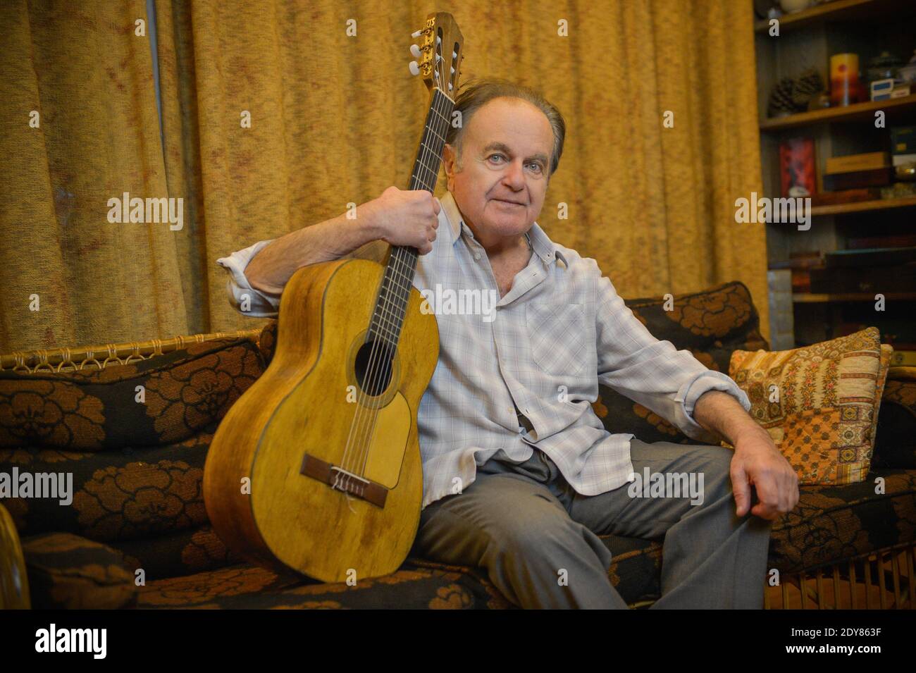 EXCLUSIF GUY BEART CHEZ LUI DANS SA MAISON DE GARCHES PRES DE PARIS exclusif-guy-beart-chez-lui-dans-sa-maison-de-garches-pres-de-paris