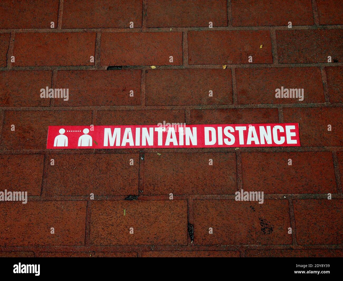 Maintain social Distancing sign on walkway during covid pandemic in California Stock Photo
