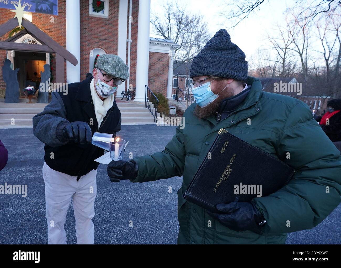 Ladue United States 24th Dec 2020 Parishioners Light Candles Before A Christmas Eve Service Outside Of The St Peter S Episcopal Church In Ladue Missouri On Thursday December 24 2020 Members Braved The
