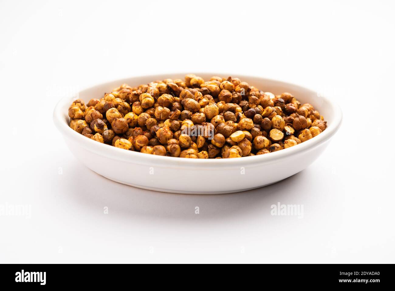 Spicy crispy roasted or fried chickpeas or futana with paprika, selective  focus. Tasty popular vegetarian snack or side dish or chakna consumed with  c Stock Photo - Alamy