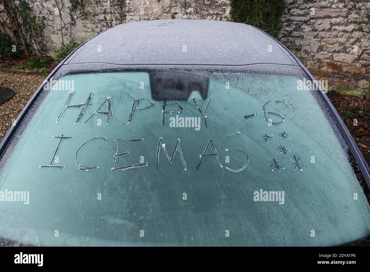Garstang, Lancashire, December 25th 2020. A windscreen that has had the words 'Happy Icemas -6 degrees' etched into ice as subzero temperatures hit Northern England on Christmas Day in 2020. Temperatures of minus 6 froze Garstang in Lancashire to the core. A frosty covering blanketed cars and windscreens. Credit: Sam Holiday/Alamy Live News Stock Photo
