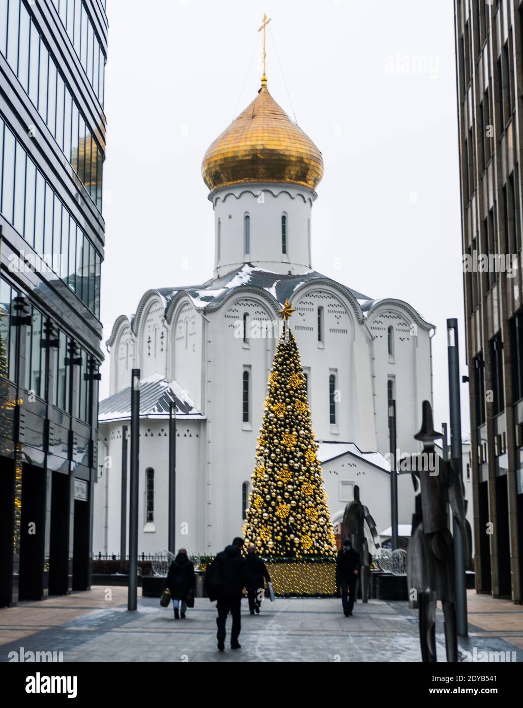 December 14, 2020, Moscow, Russia. New Year tree at the Church of St. Nicholas the Wonderworker at Tverskaya Zastava. Stock Photo