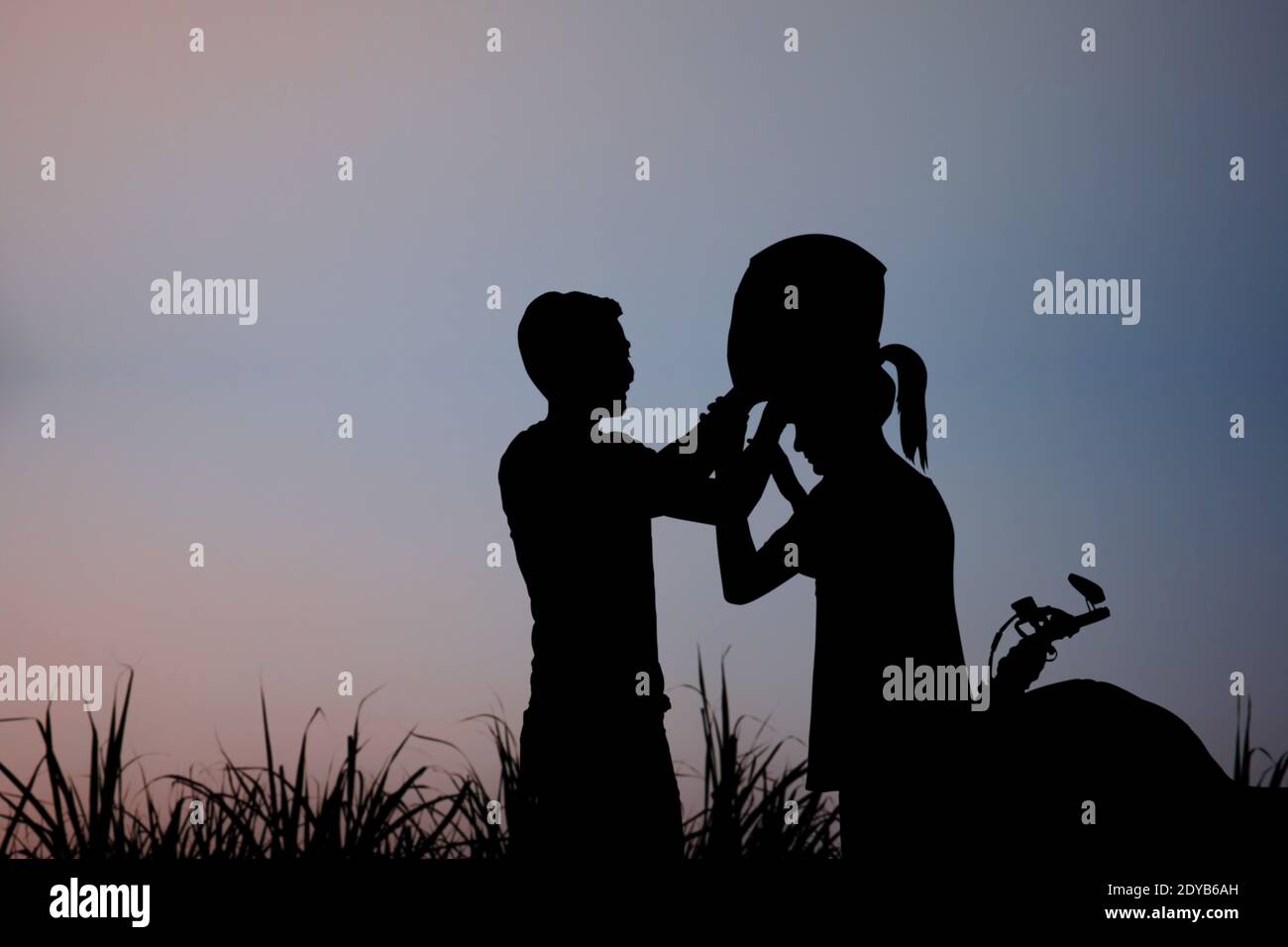 Couple kissing silhouette black hi-res stock photography and images - Alamy