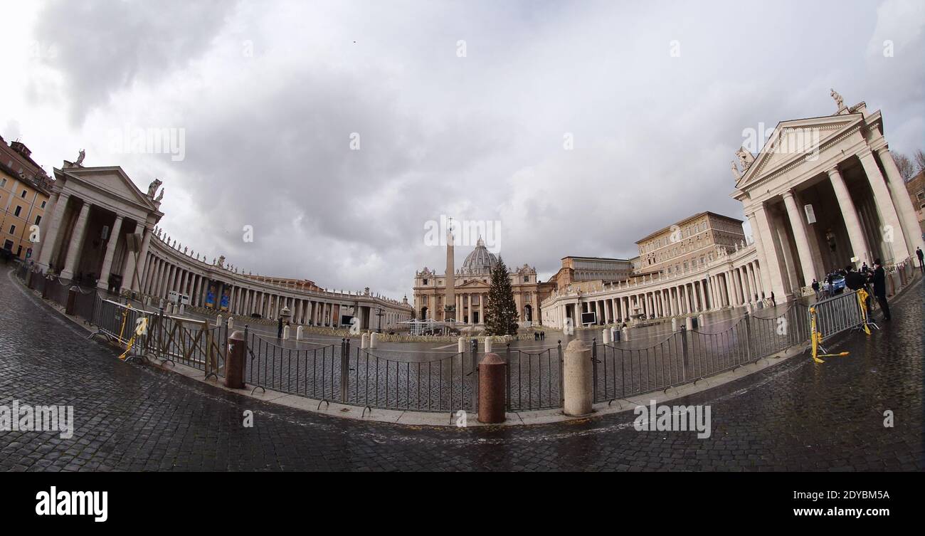 December 25, 2020 - Vatican City (Holy See) An empty St. Peter's Square in the Christmas day for the new lockdown. The traditional special blessing called Urbi et Orby of Pope Francis it was broadcast in Italy and around the world only on live television via streaming. © EvandroInetti via ZUMA Wire Credit: Evandro Inetti/ZUMA Wire/Alamy Live News Stock Photo