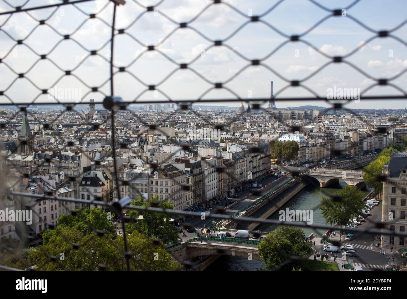 FRA - SOCIÉTÉ - NOTRE-DAME DE PARIS ET DES TOURISTES La Cathédrale Notre-Dame de Paris et les touristes qui la fréquente. FRA - SOCIETY - NOTRE-DAME O Stock Photo