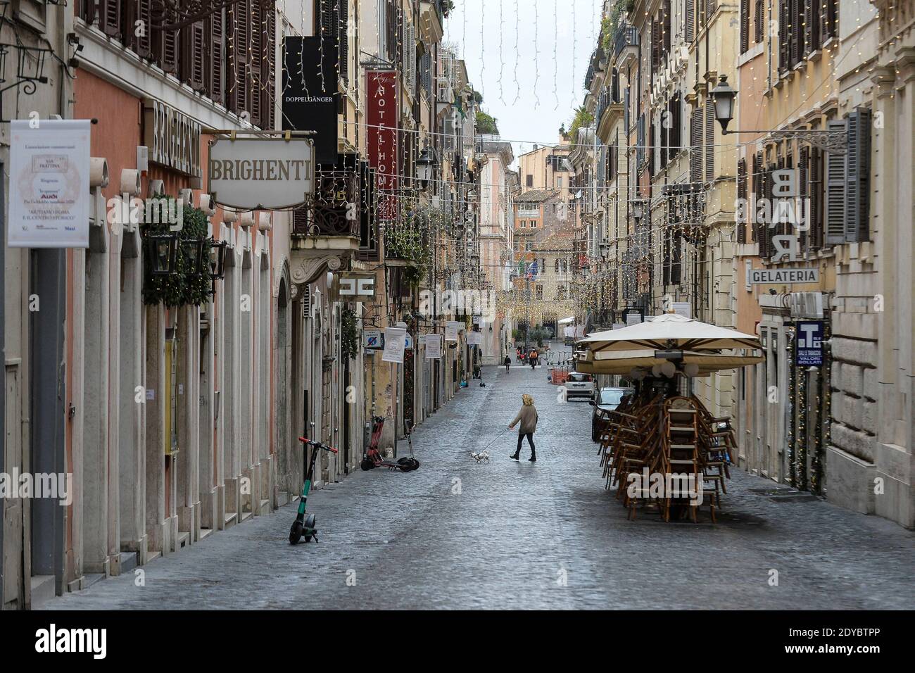 Rome, Italy. 25th Dec, 2020. Christmas 2020 Italy in the red zone The city of Rome is deserted due to the restrictions put in place to contain the spread of the Covid pandemic - 19 in the photo via Frattina Editorial Usage Only Credit: Independent Photo Agency/Alamy Live News Stock Photo
