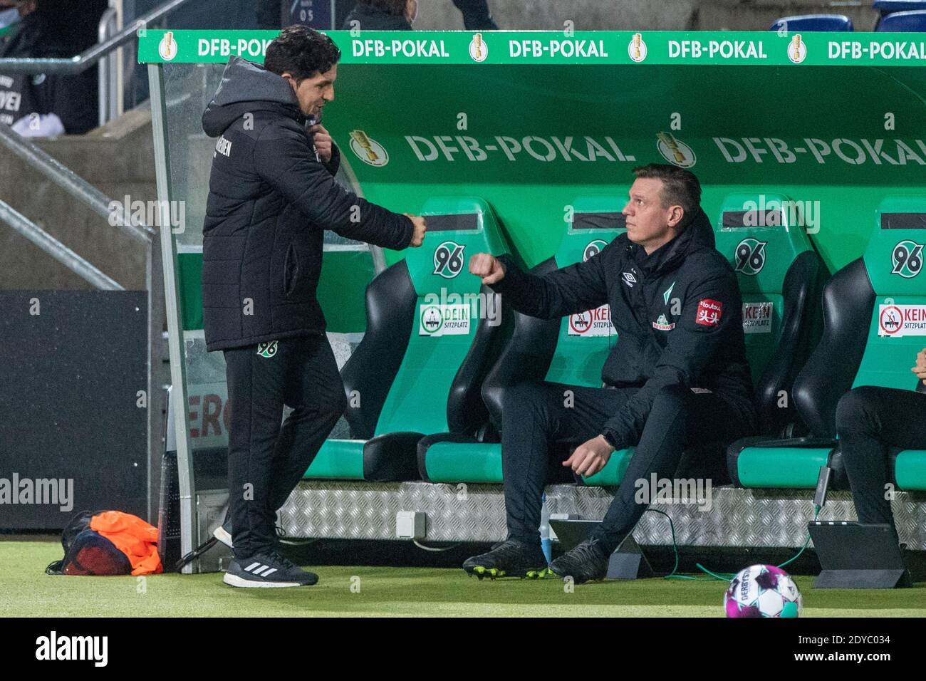 coach Kenan KOCAK (left, H) welcomes co-coach Tim BOROWSKI (HB), welcomes, football, DFB Pokal, 2nd main round, Hanover 96 (H) - SV Werder Bremen (HB) 0: 3, on December 23, 2020 in Hanover/Germany. Â | usage worldwide Stock Photo