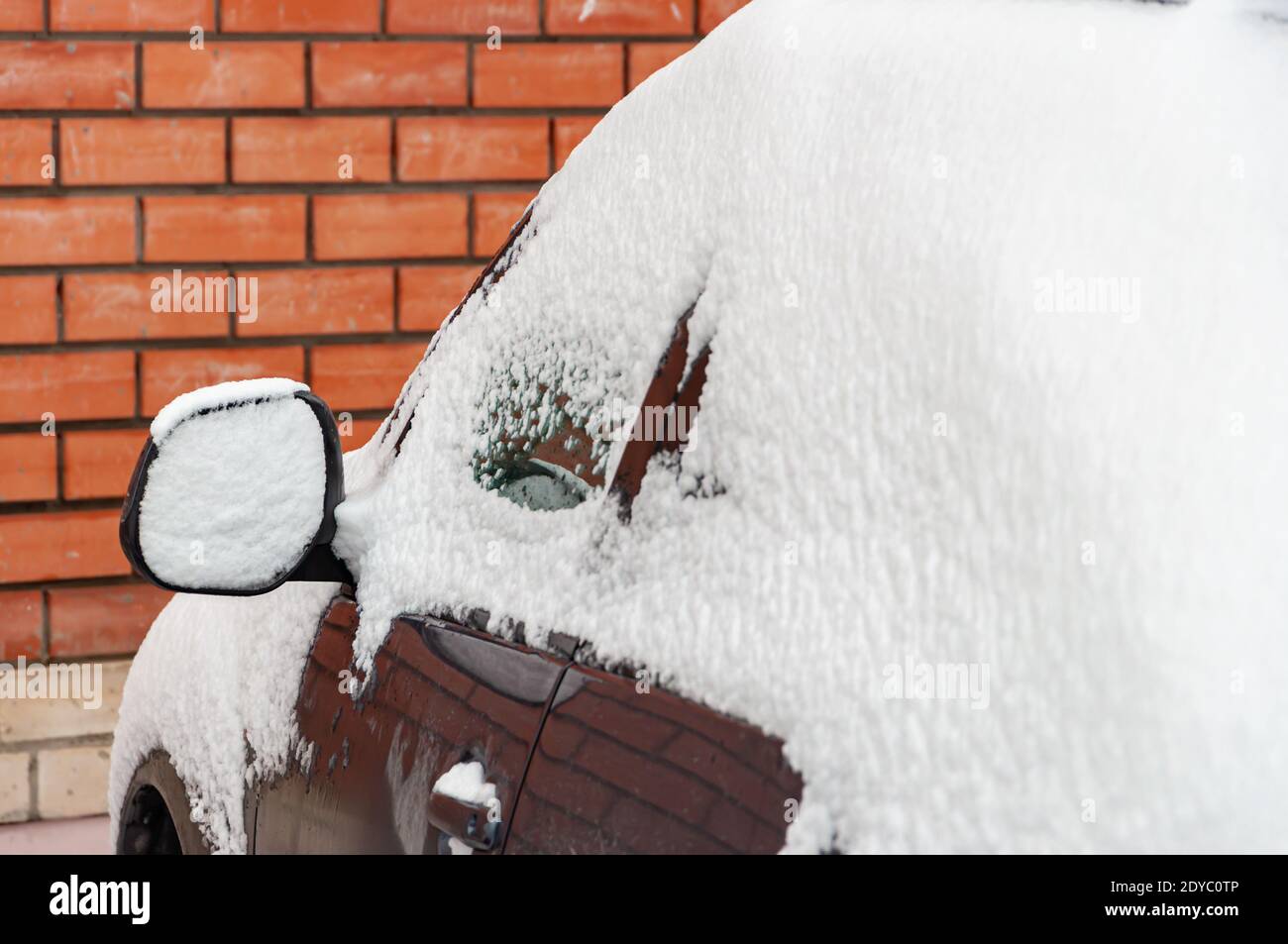 Car buried in deep snow hi-res stock photography and images - Page