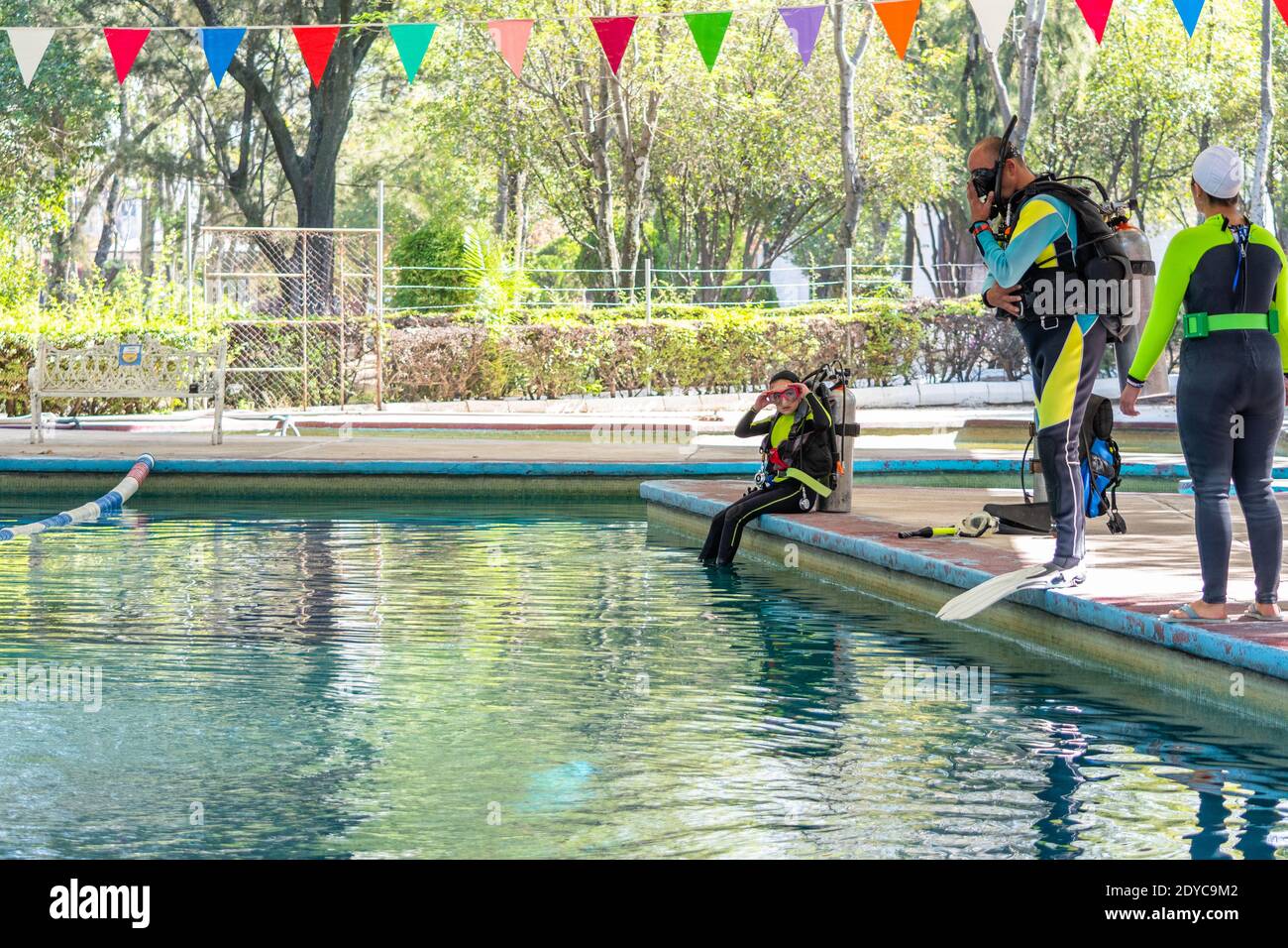 teacher in diving classes teaching how to enter the water correctly Stock Photo