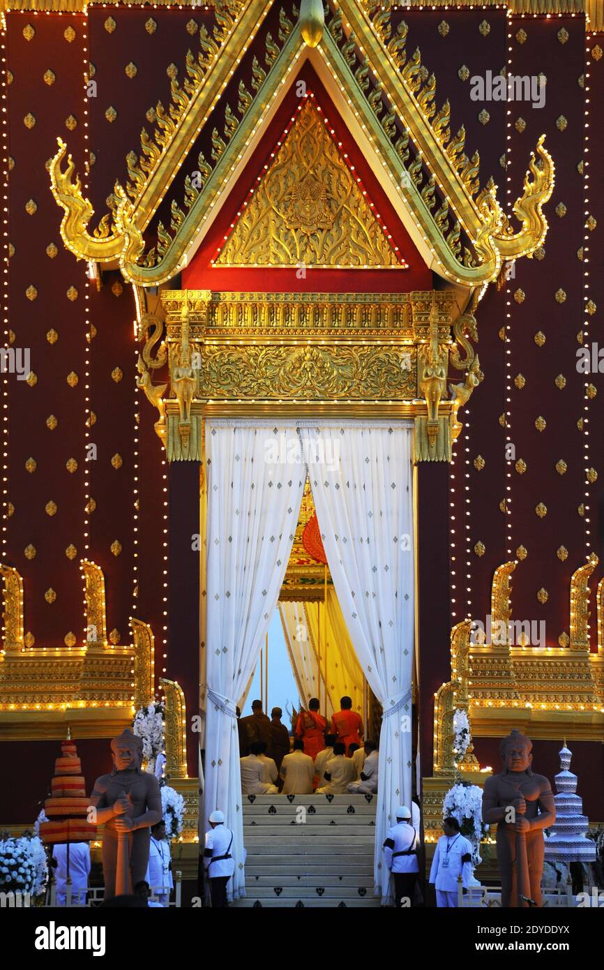 Le roi Norodom Sihamoni, fils de Sihanouk, et sa veuve, la reine Monique ont pu s'incliner devant le cercueil dore une derniere fois, avant d' allumer, a la nuit tombee le bucher funeraire devant une foule de sujets habilles de blanc et noir, la derniere etape des funerailles du pere de lÕindependance du Cambodge.Depuis que le cercueil dore du roi-pere Norodom Sihanouk a ete dispose le 1er fevrier sur le crematorium du Veal Men, le terrain reserve aux incinerations des souverains entre le Palais royal de Phnom Penh et le musee national, des milliers de personnes venant des quatre coins du Camb Stock Photo