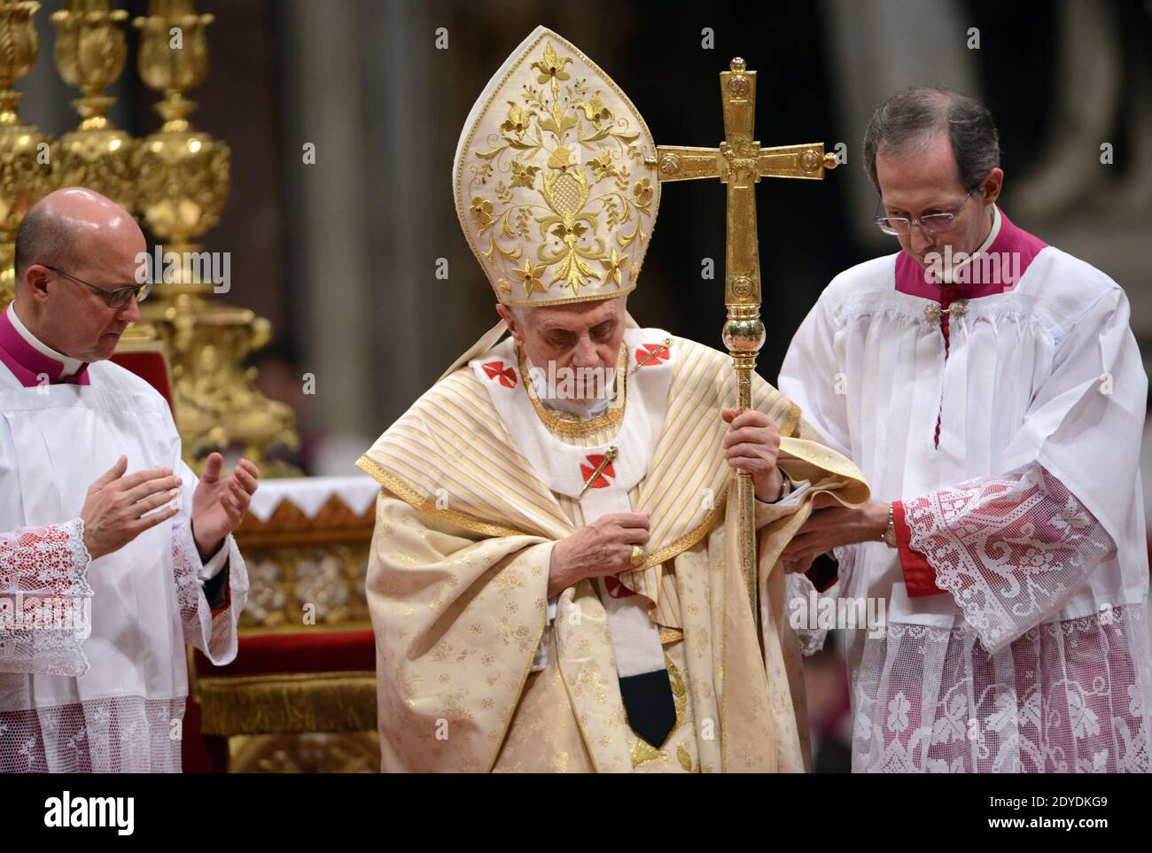 Pope Benedict XVI celebrates the solemn Christmas Eve mass in St Peter ...