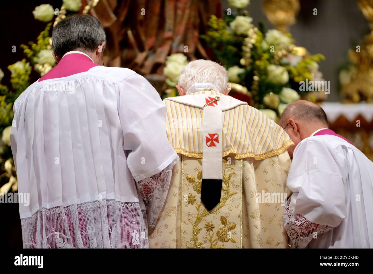 Pope Benedict XVI celebrates the solemn Christmas Eve mass in St Peter ...