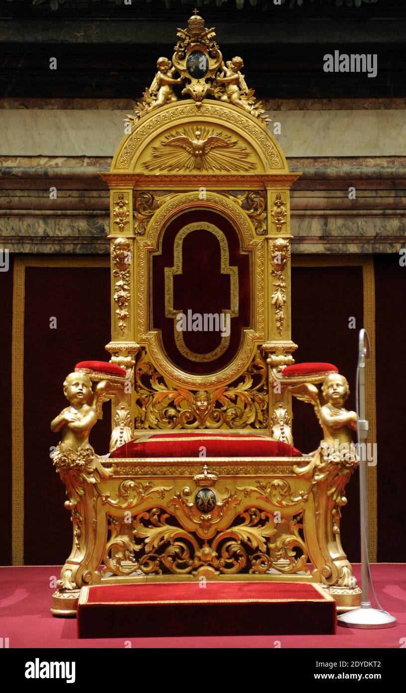 Popes throne hi-res stock photography and images - Alamy