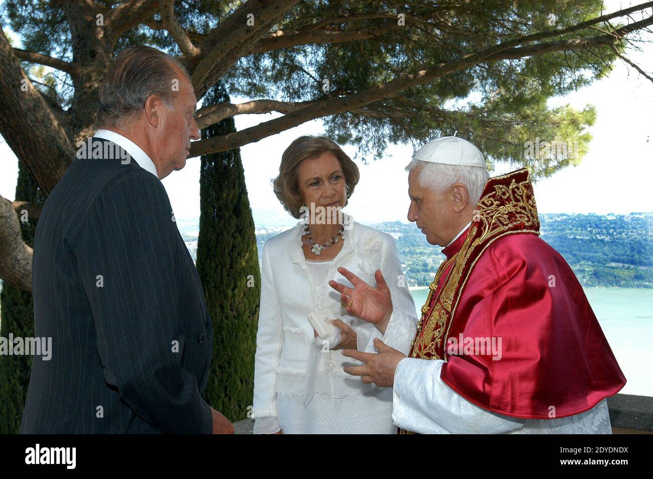 Pope Benedict XVI received King of Spain Juan Carlos and Queen Sofia during a private audience in his summer residence of Castelgandolfo, near Rome,Italy on September 5, 2005. Photo by Eric Vandeville/ABACAPRESS.COM Stock Photo