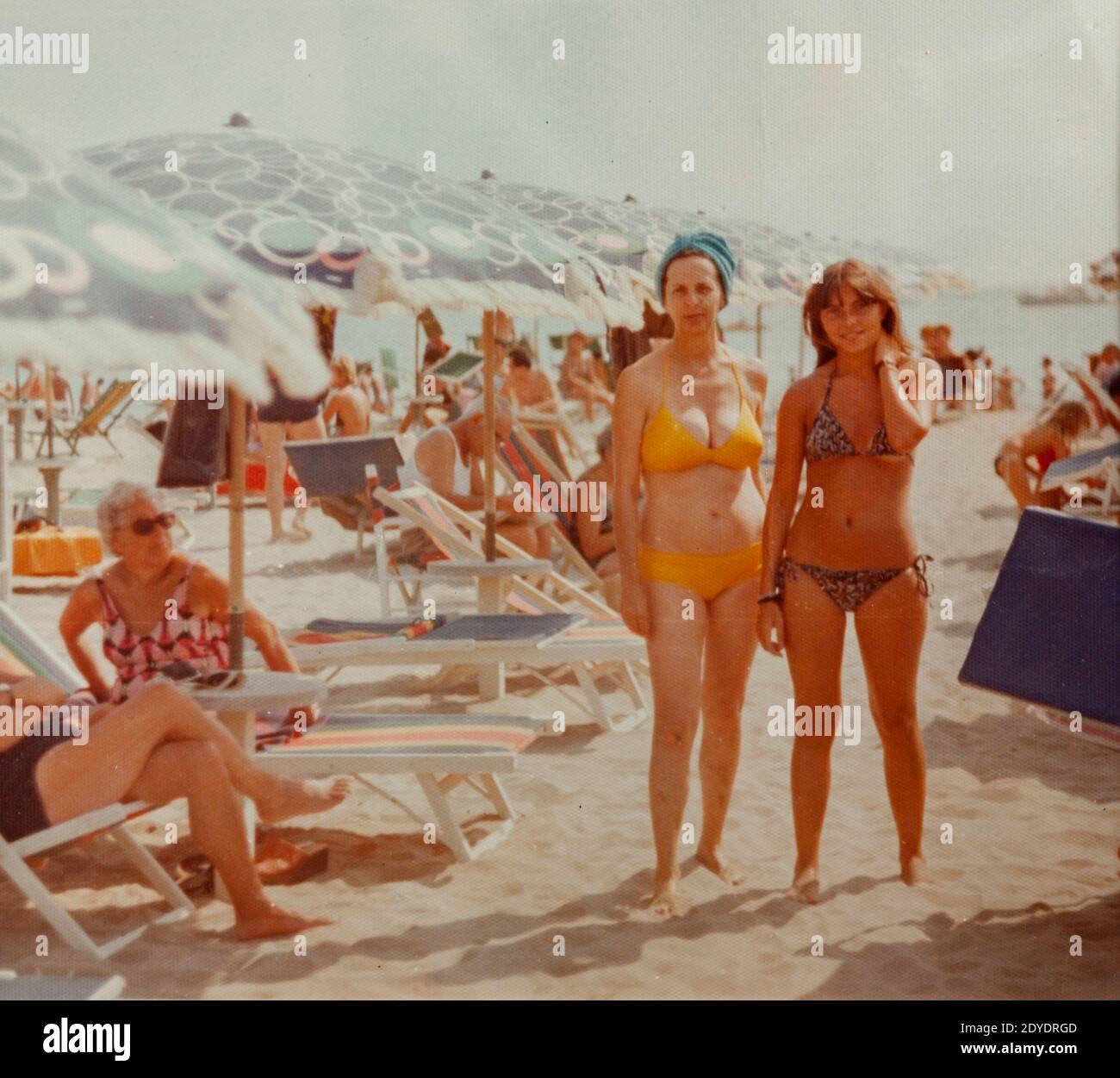 MILANO MARITTIMA, ITALY 22 JULY 1965: Family on vacation at sea in 60s  Stock Photo - Alamy