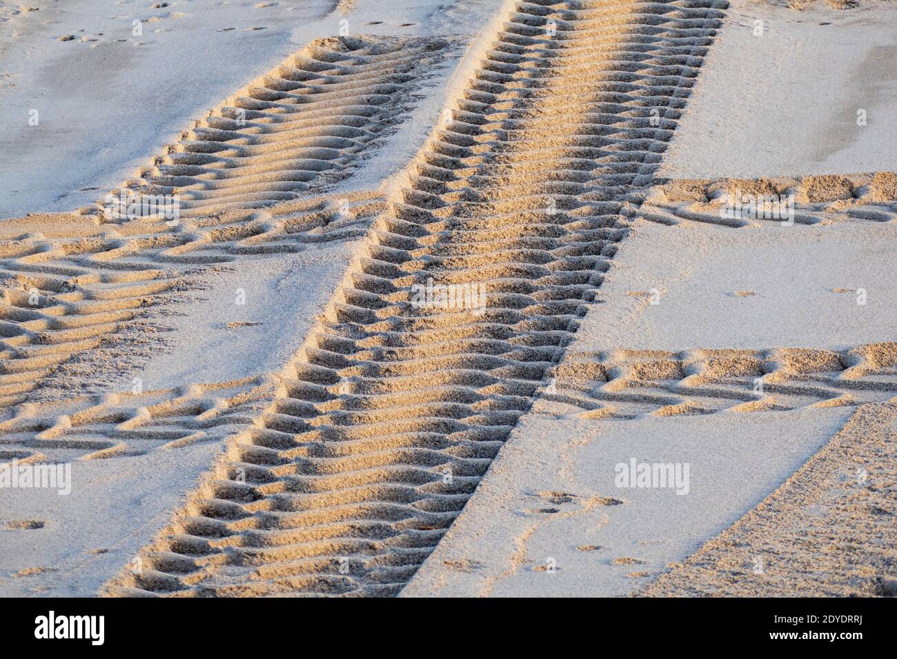 Reifen Spuren im Sand von einem Panzer oder Bagger Stock Photo - Alamy