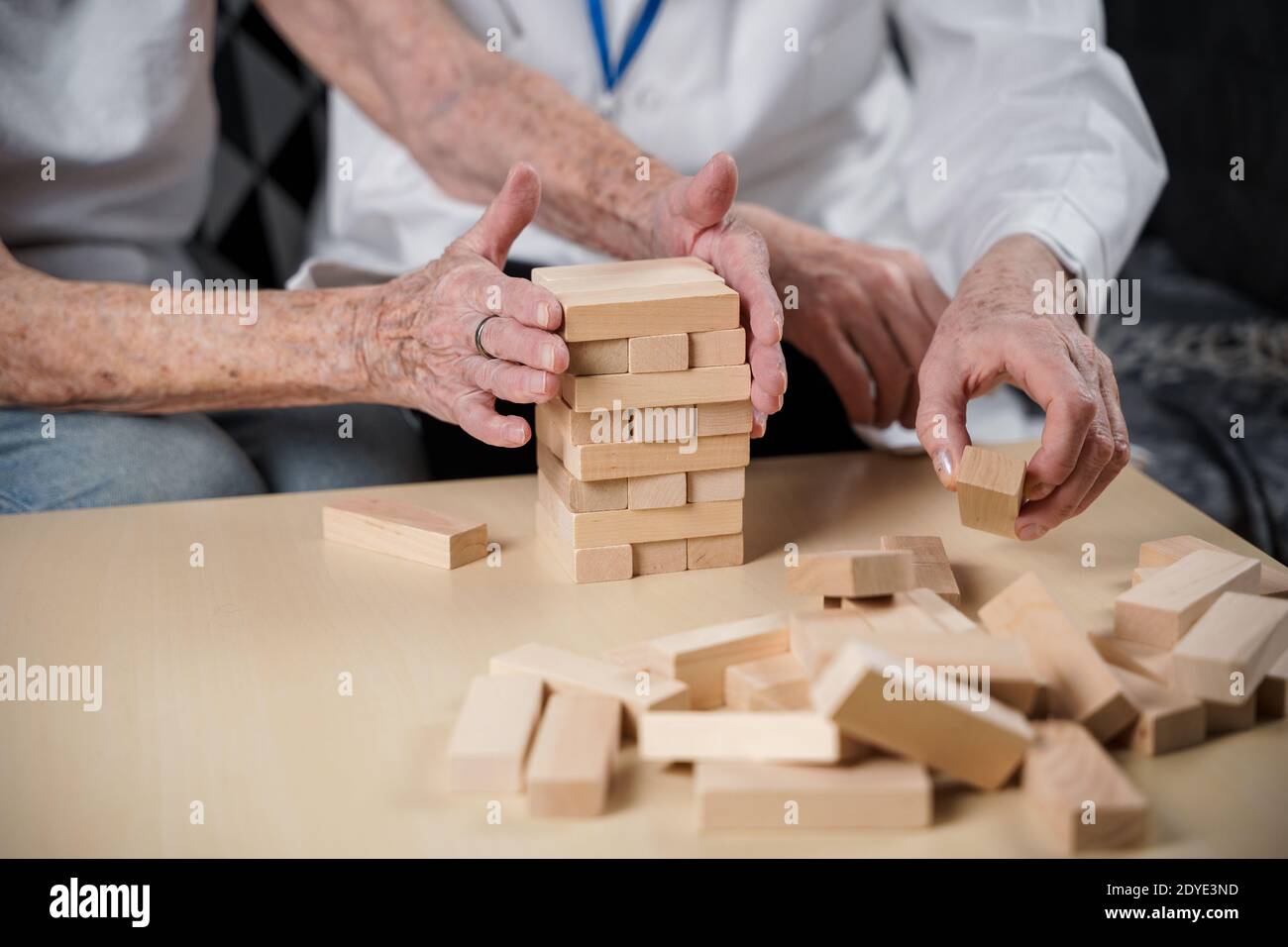 Donna che gioca Jenga gigante gioco in giardino Foto stock - Alamy