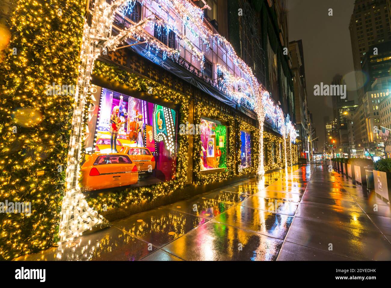 Saks Fifth Avenue NYC Christmas Display - The iconic magical Christmas  light show at the flagship Saks 5th Avenue store. And to give one an even  bugge Stock Photo - Alamy