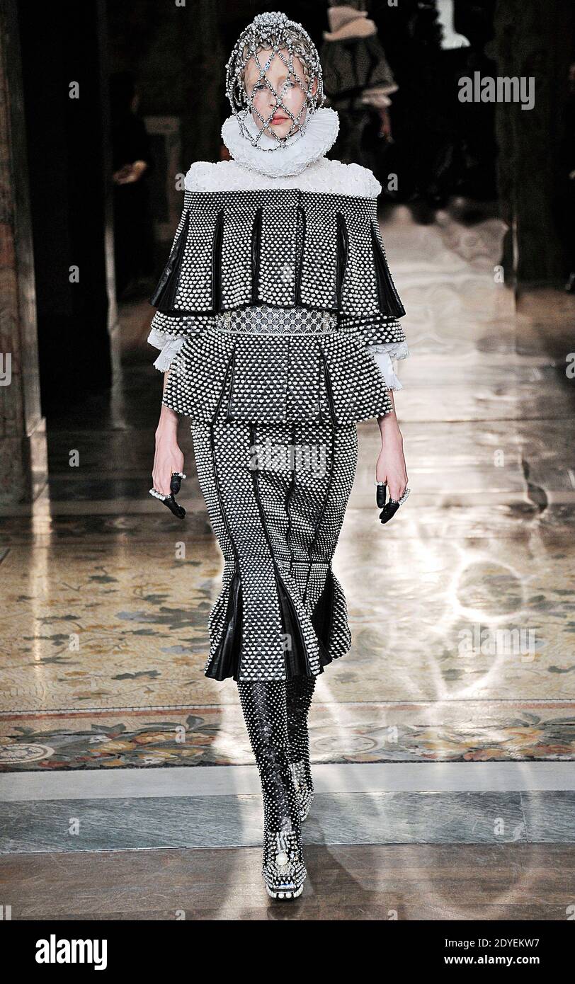 A model walks the runway for Alexander McQueen Fall-Winter 2013-2014 Ready -To-Wear collection show in Paris, France, on March 5, 2013. Photo by Alain  Gil-Gonzalez/ABACAPRESS.COM Stock Photo - Alamy